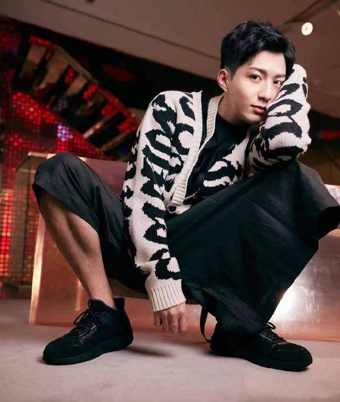 突然,这个新来的TVB学生暴露了他糟糕的私生活。令人惊讶的是,他发表了许多评论,并打破了