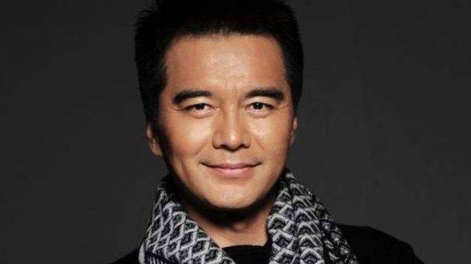 老婆生四个孩子的男星(成名后换老婆的明星)