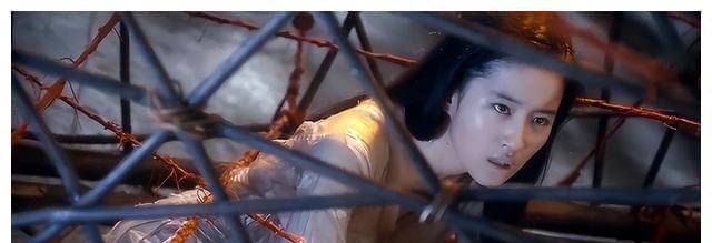 《美女暴击》刘亦菲:身价过亿,一件棉袄穿了十年,现在国籍有争议。