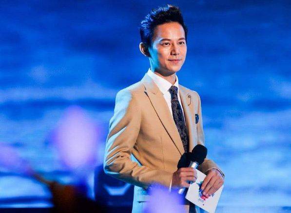 都说何炅矮,可是得知他的真实身高后,原来这些年我们都错了!