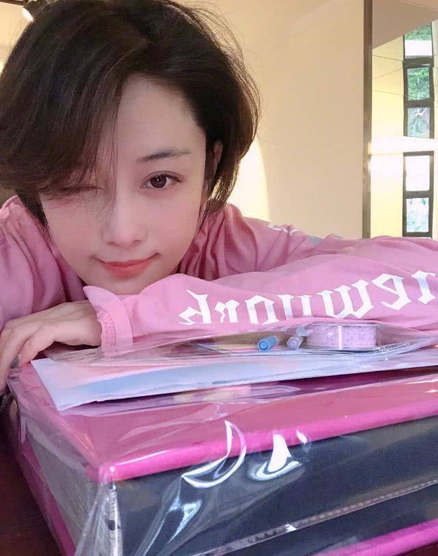 张茵过着田园般的生活,他的院子里种满了蔬菜和水果,超大的别墅暴露在外。