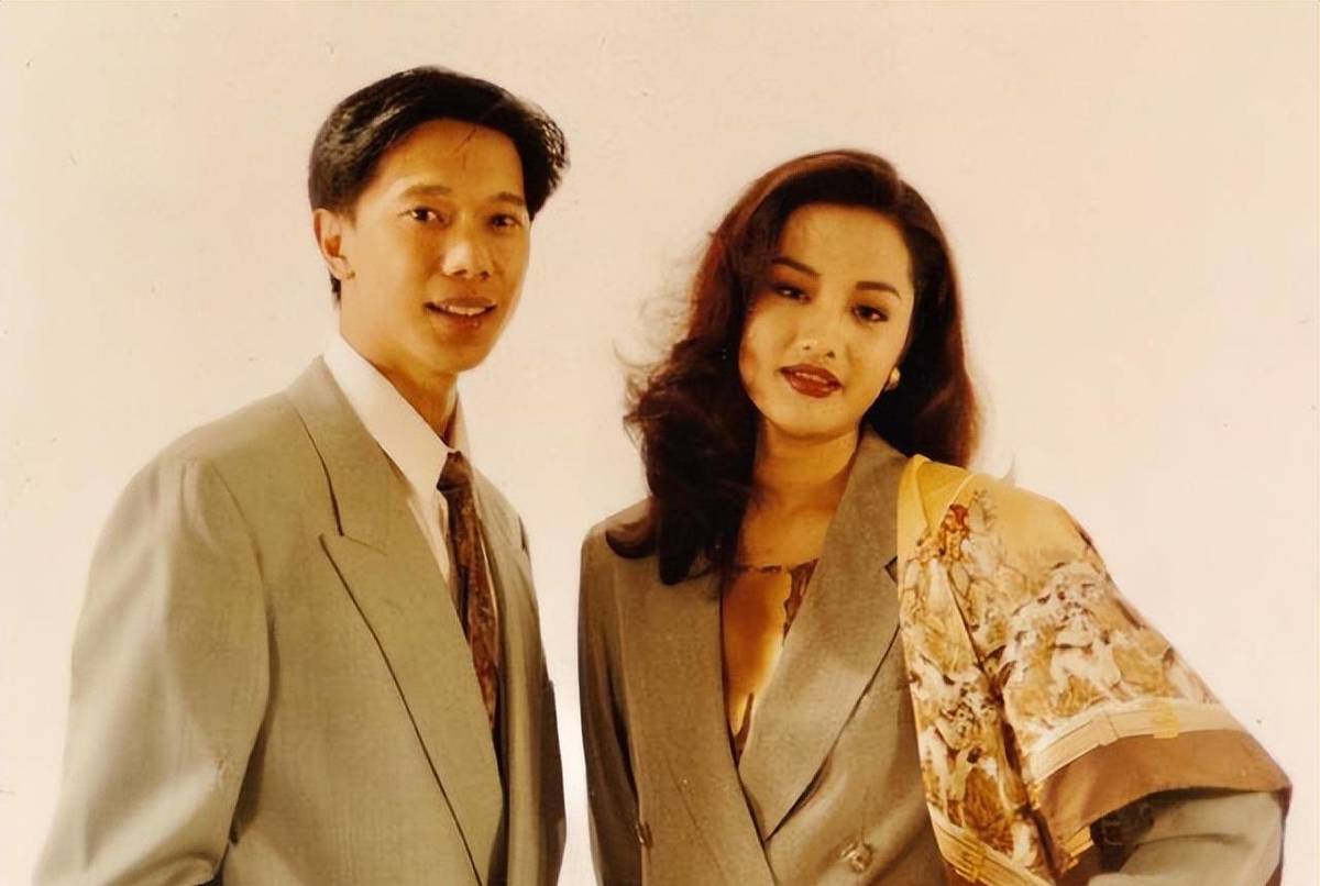 屈生日那天,胡在卡点送上祝福。他的友谊30年没变。爱上四个男人后,