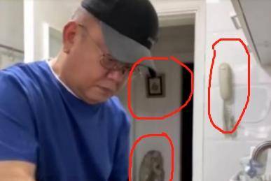 70岁的王刚拍摄了一系列近期照片。他不想出乎意料地展示他的财富。厨房在电话厅安装了一个石狮子。