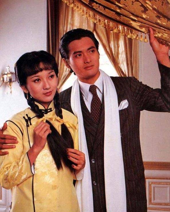 他的妻子周润发陈荟莲从不化妆,皮肤松弛,比努力变漂亮还要漂亮。