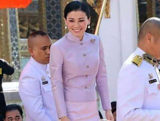 素达自身气场强大,后宫美女不愿与霸主抗衡。王储和王妃是前车之鉴。