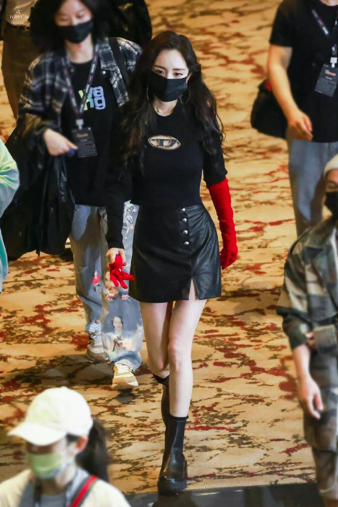 36岁演员杨幂被曝受伤后住院,眼睛严重受伤。他被救护车接走了。