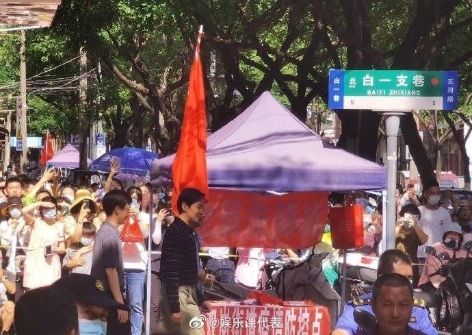 休《县委大院》路透社曝光,一袭白衬衫,表情严肃。