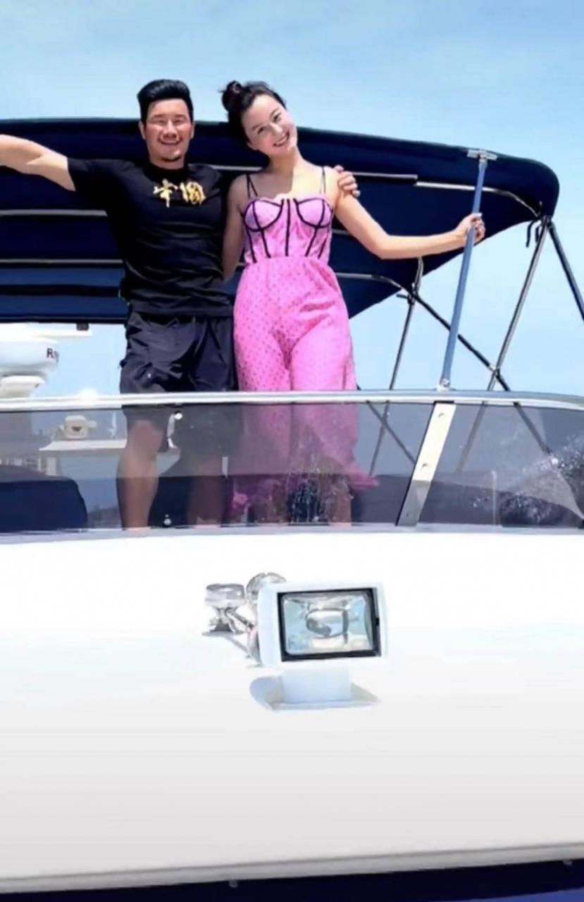 嘎子带着一家四口乘游艇出海。他的妻子又热又白，他的两个儿子看起来像他们的父亲。