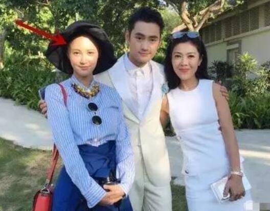 热依扎恢复机场照(热依扎晒全家福感谢粉丝)