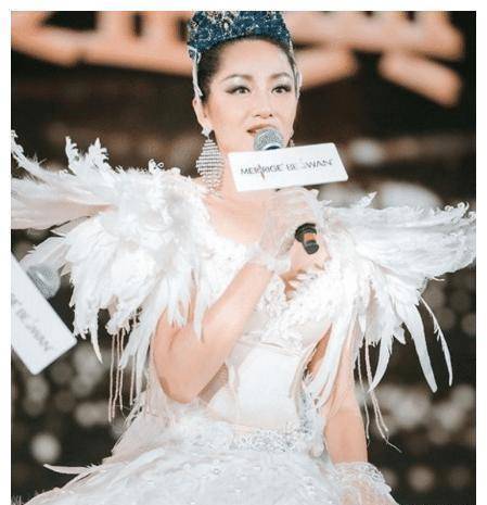 瞿颖素颜照片(48岁瞿颖更加迷人了,穿着黑色网纱衣,经常跟粉丝互动)