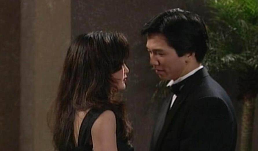 因为太妹15岁被星探发现,嫁给了有钱人,17年后分手,有钱的前夫满世界追着她复婚。