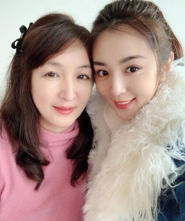 Sunny拍了一张20岁学生舔嘴唇的照片。网友:他学生时代有这么吸引人吗?