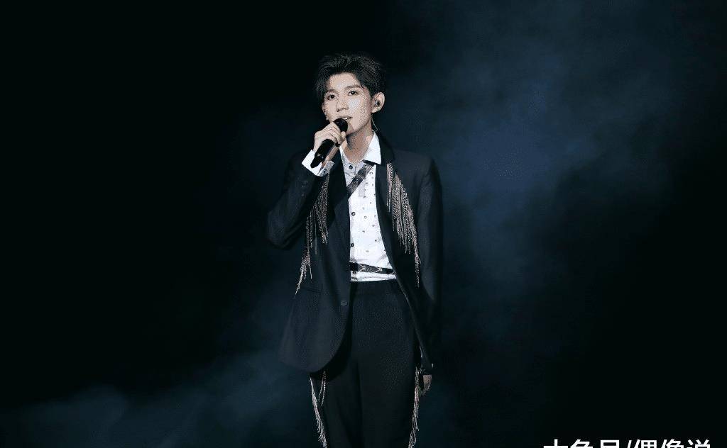 更新罗伊拿着杯子在天上的照片。杯子的价格被拉出来后,粉丝表示买得起。