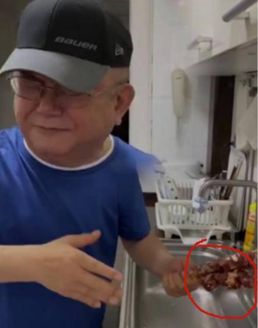 70岁的王刚拍摄了一系列近期照片。他不想出乎意料地展示他的财富。厨房在电话厅安装了一个石狮子。