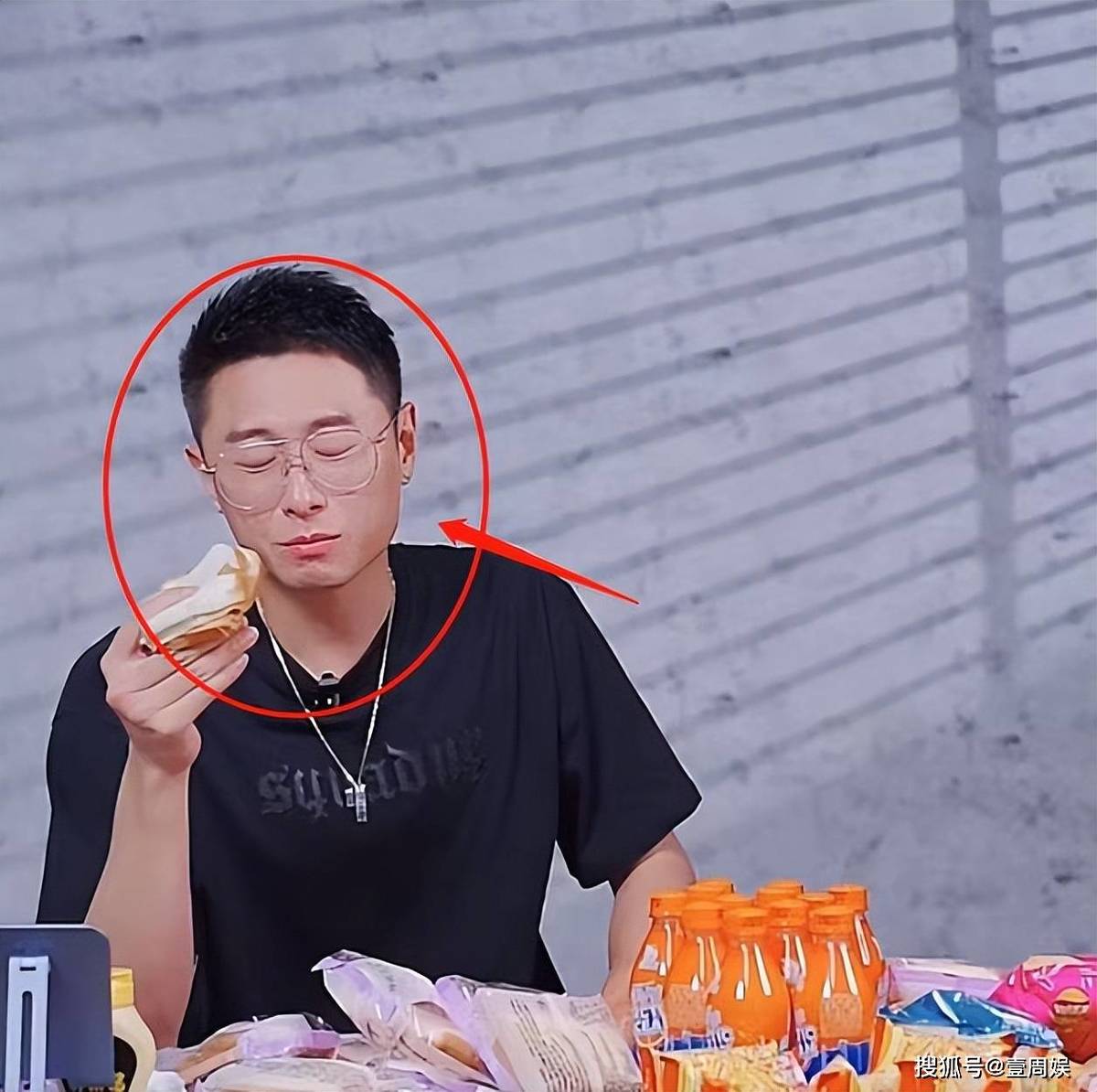 珍妮的老公在现场卖货,被面包噎着,皱着眉头,工作人员无动于衷。