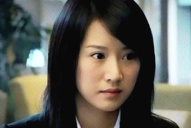 李连出席港台派对!腰挎万元包太时尚,吕良伟老婆秀身材。