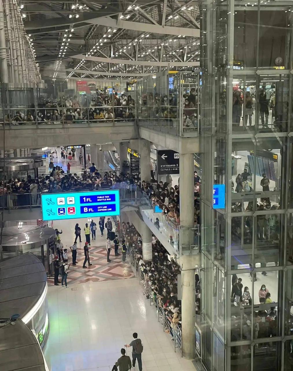 太热了!王排队出现在机场。为了防止老人被推倒,她主动拦住了保镖。