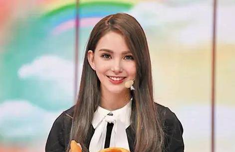 周:六年后,他回来了,又创造了一个奇迹。他娶了一个年轻的模特昆凌,她在四年内失去了生命。