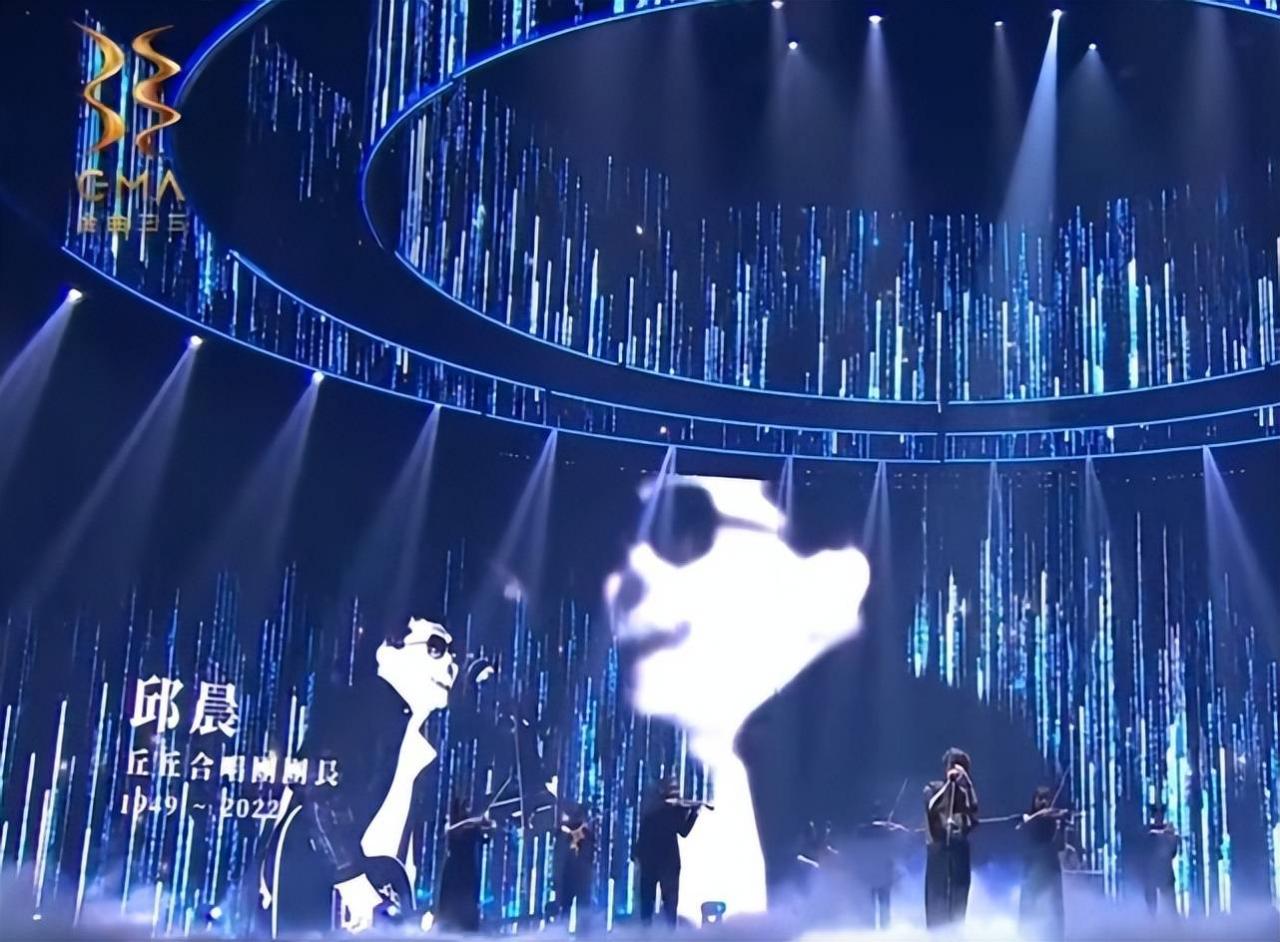 金曲奖向陈等10位已故音乐人致敬，其中年龄最小的只有26岁，画面让人落泪。