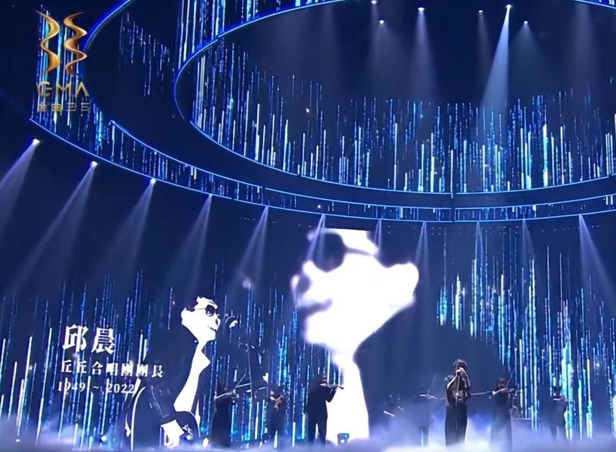 金曲奖向陈等10位已故音乐人致敬,其中年龄最小的只有26岁,画面让人落泪。