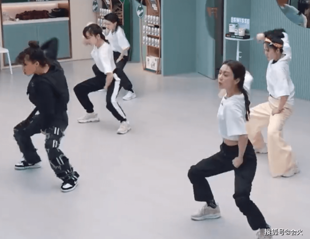 晒彩排花絮，打龚表情夸张，Ar  Fi舞龙太狠。