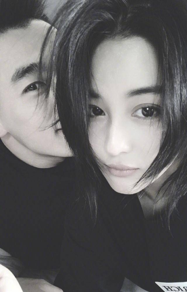 张茵过着田园般的生活,他的院子里种满了蔬菜和水果,超大的别墅暴露在外。