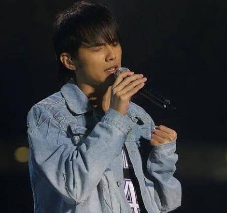 周：六年后，他回来了，又创造了一个奇迹。他娶了一个年轻的模特昆凌，她在四年内失去了生命。