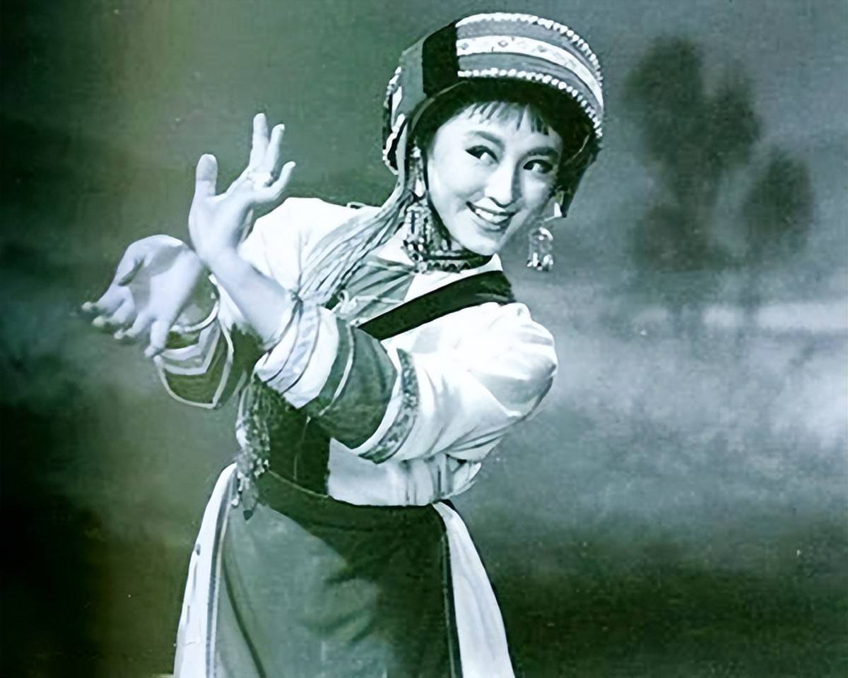 “阿诗玛”杨丽坤去世22年了，唐凤楼还是忘不了。连公司都是她的名字。