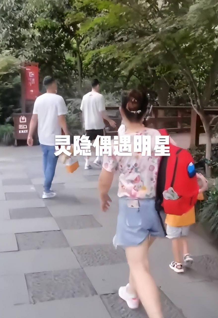 珍妮一家四口同框,布瑶带着两个儿子开心旅行,打破分居传闻。