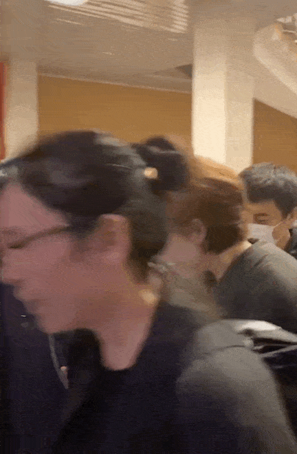 邓超是不是忘了自己是大明星了?你觉得他在孙俪面前像个保姆吗?