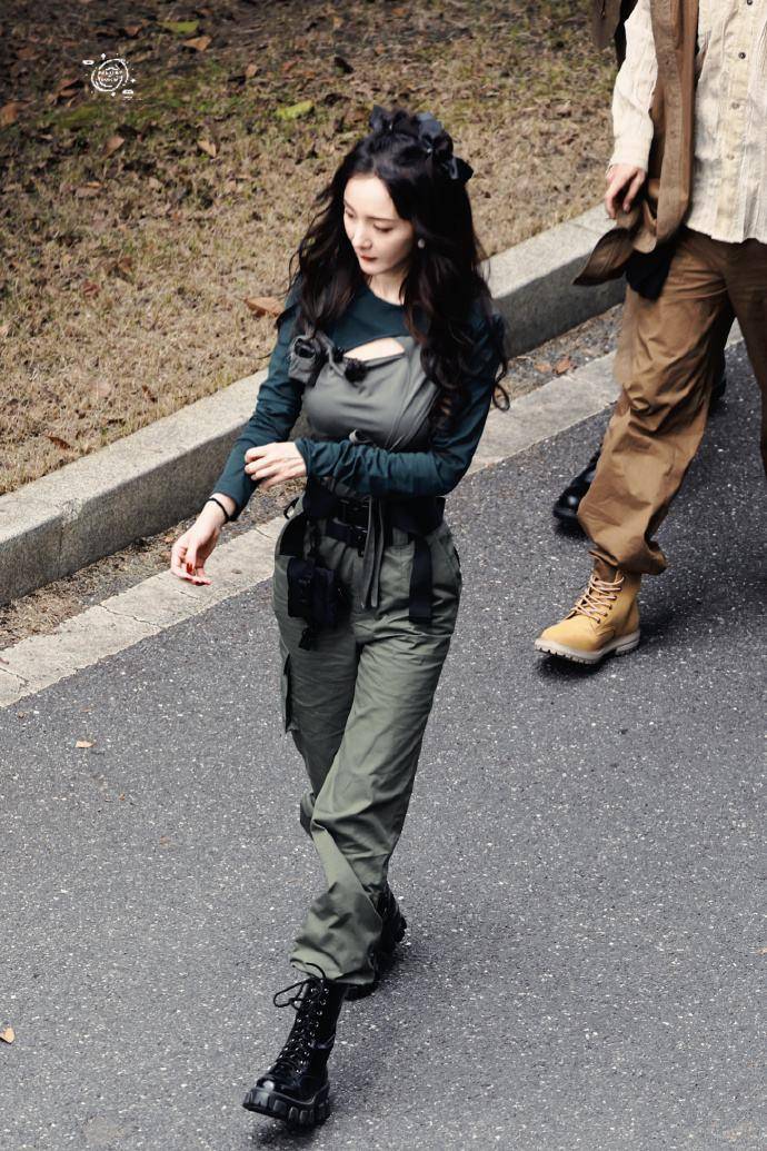 36岁演员杨幂被曝受伤后住院,眼睛严重受伤。他被救护车接走了。