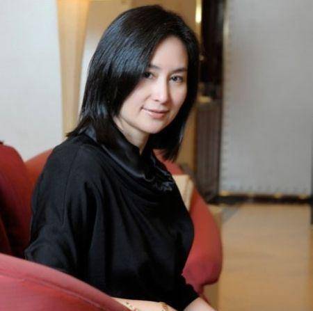 何超琼单身多少年了(何超琼无儿无女争产给谁)