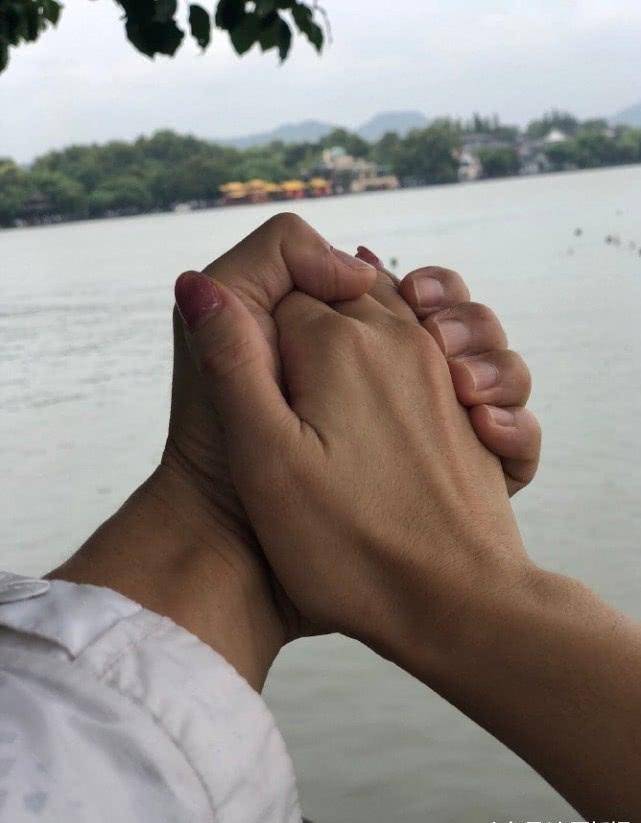 刘畊宏晒出夫妻的运动照,紧握王婉霏的手示爱,夫妻俩心照不宣的卖起了可爱的甜蛋糕。