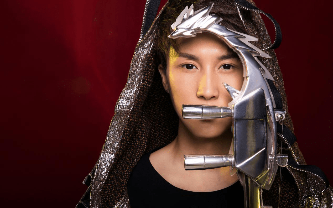 章雷的仪式致力于歌唱和翻译，歌手和演员也可以成为很好的主持人。