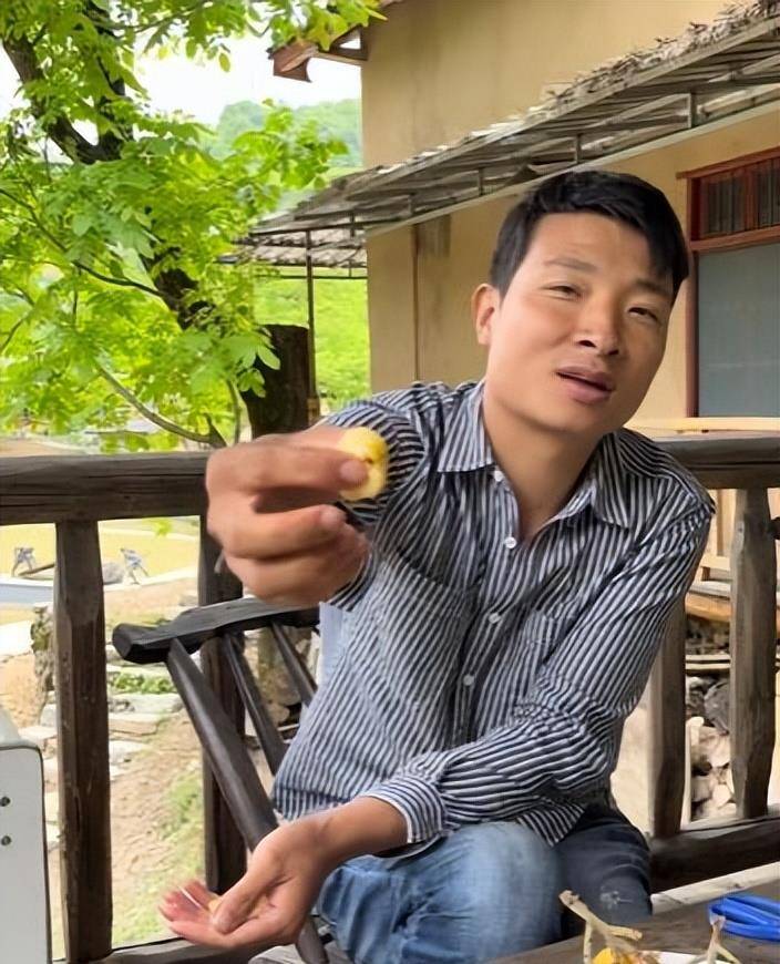 余秀华现场辱骂继女,自曝遭丈夫家暴。杨亨策:她会毁在自己手里。