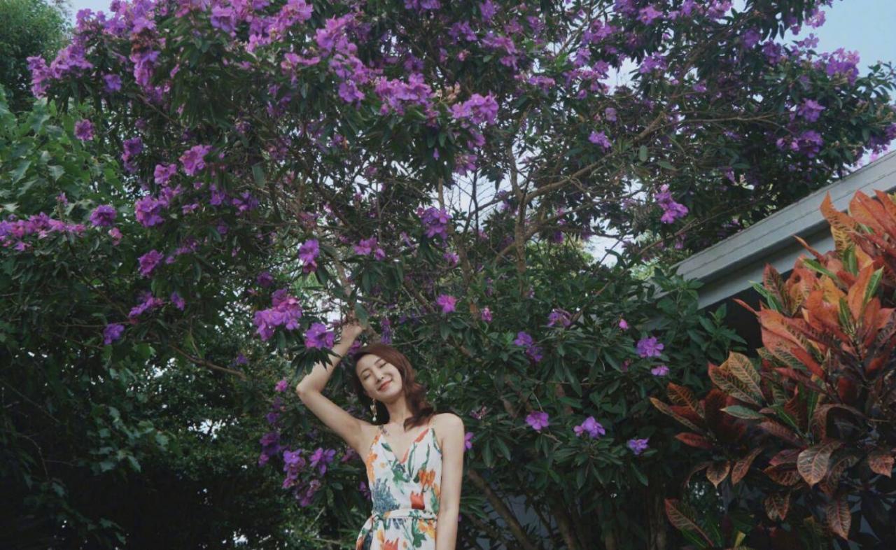 许婧在男友豪宅前拍照，男友在镜头下甜甜一笑，身穿吊带长裙，背影很美。