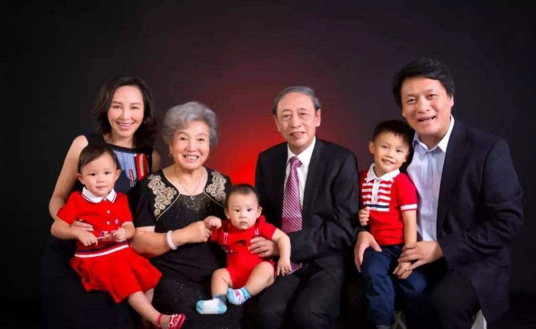 20岁成名与丈夫裸婚被抛弃(19岁一举成名拍戏途中和丈夫裸婚)