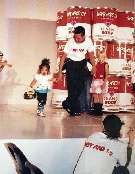 欧阳娜娜演出肩带脱(欧阳娜娜小时候走秀哭)