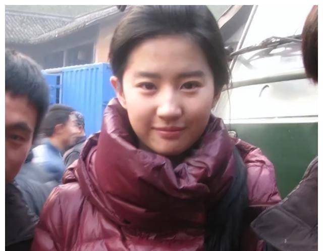 《美女暴击》刘亦菲：身价过亿，一件棉袄穿了十年，现在国籍有争议。