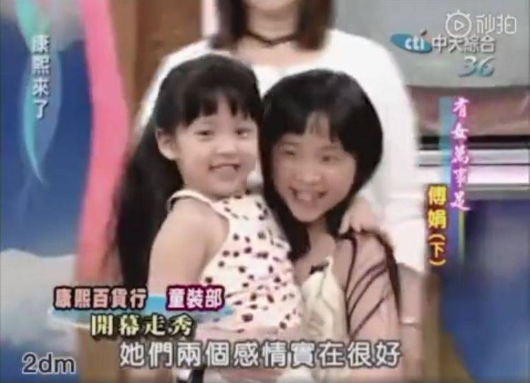 欧阳娜娜演出肩带脱(欧阳娜娜小时候走秀哭)