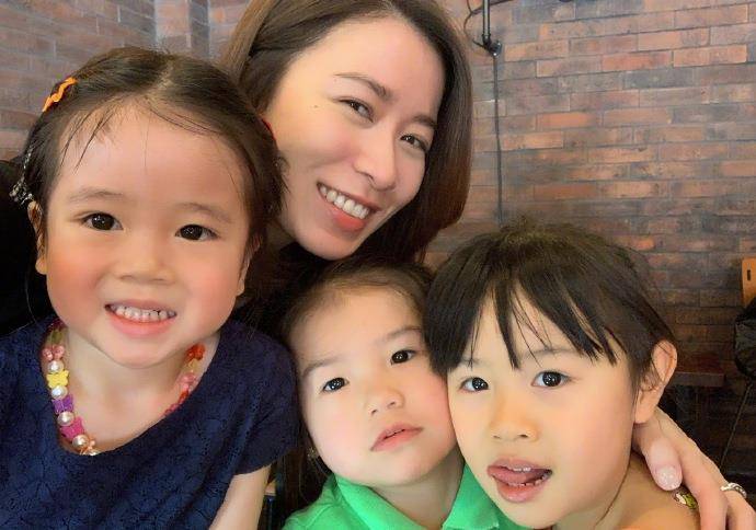 佘诗曼沐浴在阳光中庆祝女儿的生日。她的母爱溢于言表,她灿烂的笑容很美。