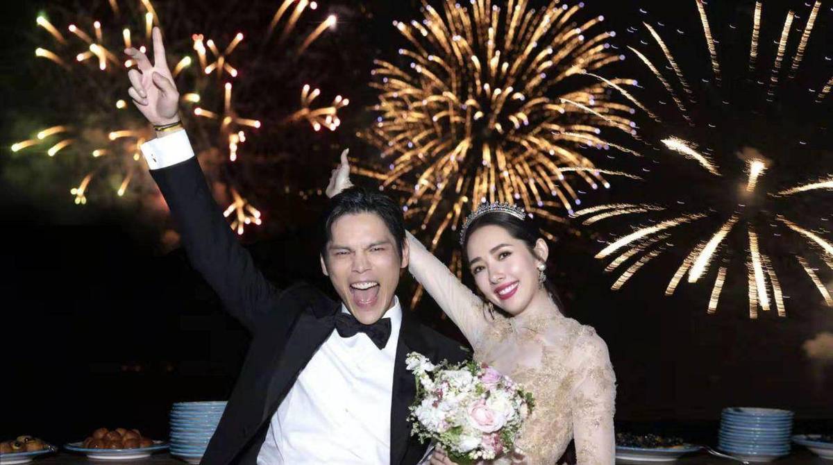 配上Bea Hayden婚礼的唯美现场照,郭爸爸一脸严肃,双方公婆表情各异。