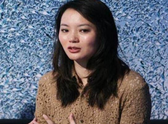 热依扎恢复机场照(热依扎晒全家福感谢粉丝)