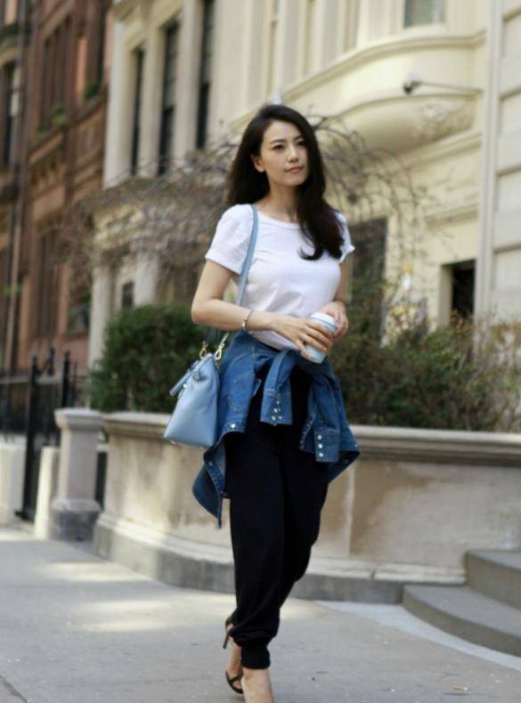 褪去女神高圆圆的光环!穿牛仔裤黑裤子看起来像大妈,40岁的状态太真实了