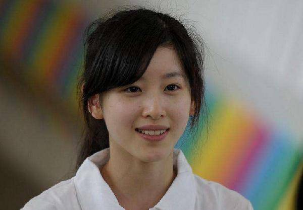 张艺谋娶19岁(71岁张艺谋携娇妻买豪车)