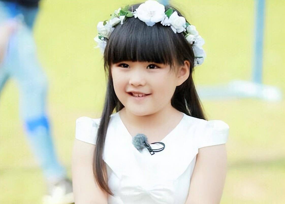 王在迪斯尼的新照片引起了人们的注意。李佩服女儿的毅力,项链价格不菲。