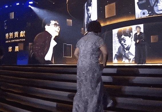 金曲奖向陈等10位已故音乐人致敬,其中年龄最小的只有26岁,画面让人落泪。