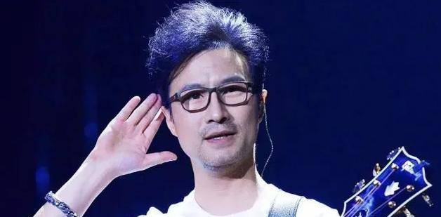 50岁的汪峰用全家福庆祝生日。大女儿苹果很少露面,颜值不输章子怡。