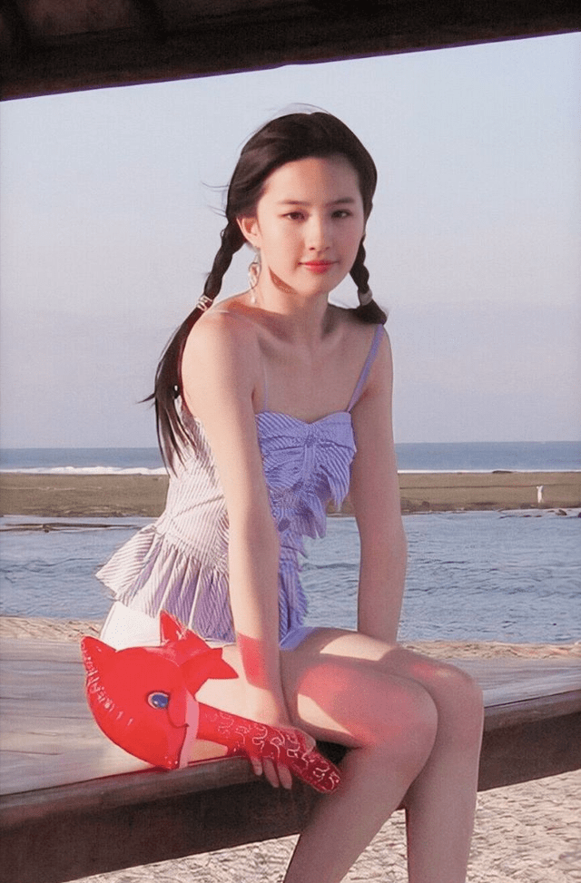 刘亦菲是绝色美女吗?粉丝:颜出道就是巅峰,眼神清纯十年。