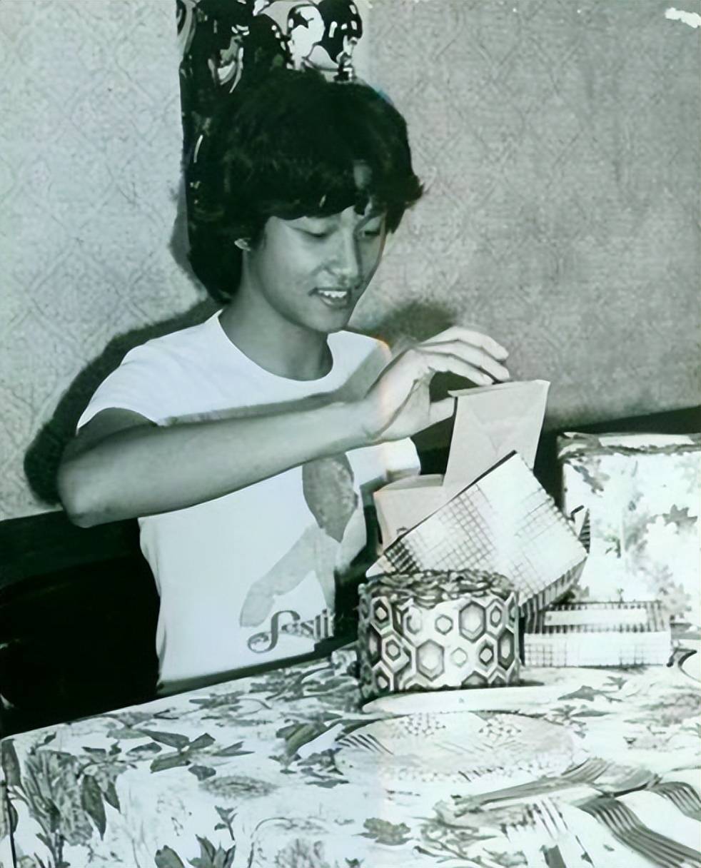 张国荣逝世17周年唐鹤德发文缅怀(2002年张国荣生日唐鹤德为什么缺席)